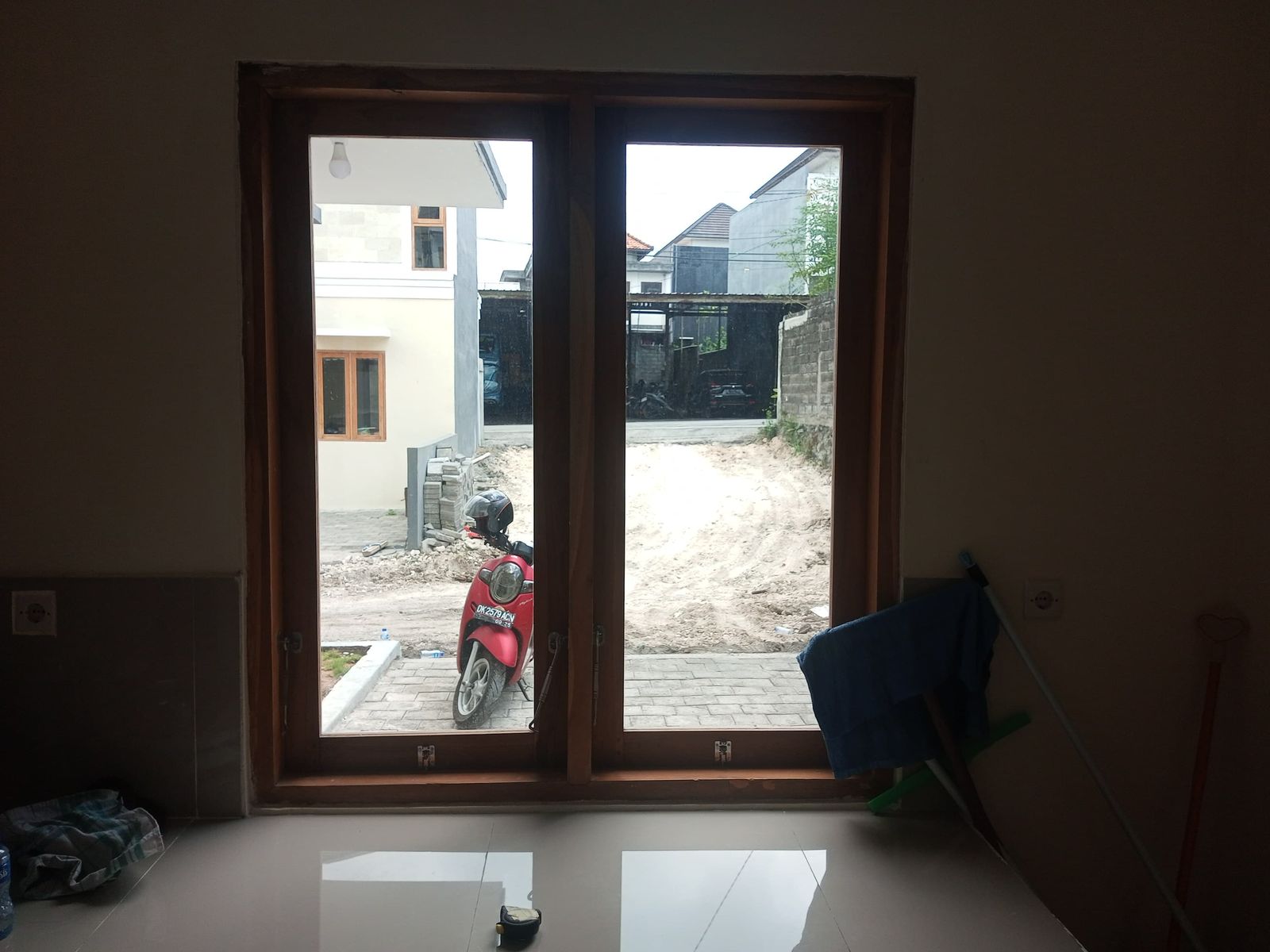 Pintu kaca rumah saat persiapan pemasangan kaca film, squeegee dan kain bersih disiapkan di samping