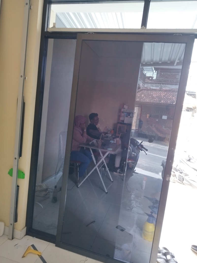 Kaca film mobil pada kaca depan, samping, dan belakang