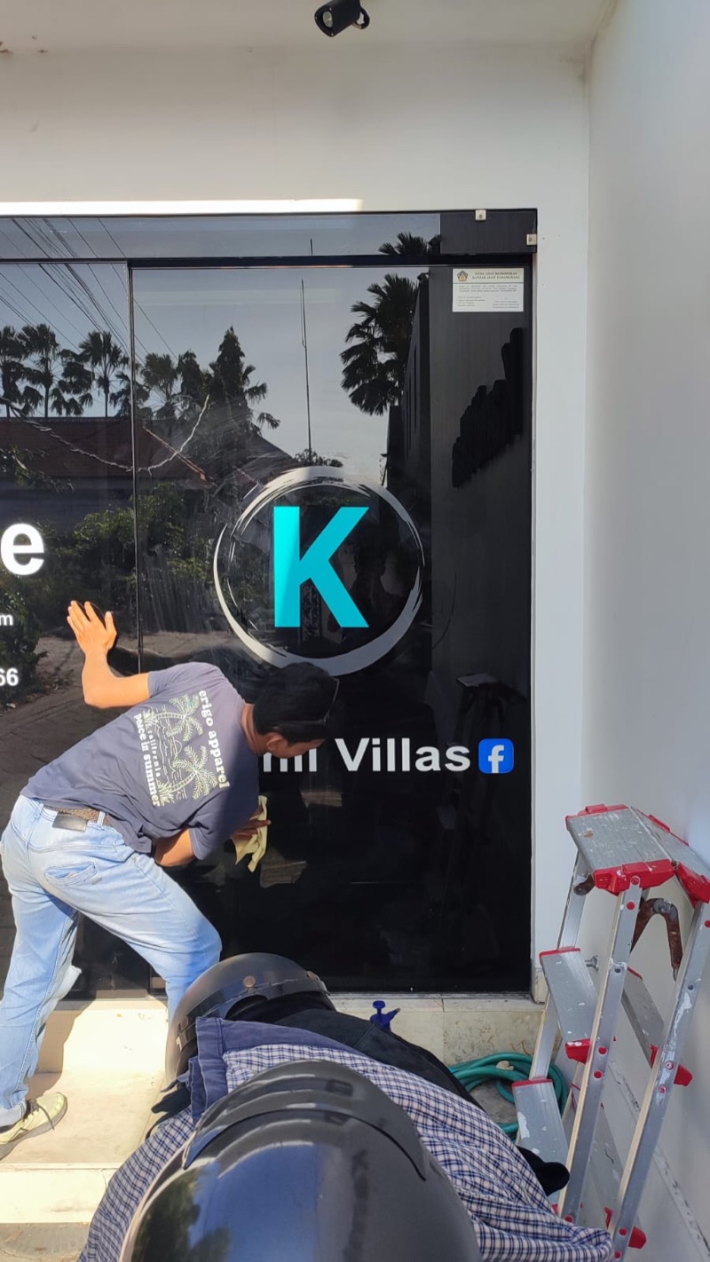 Membersihkan kaca film dengan kain microfiber