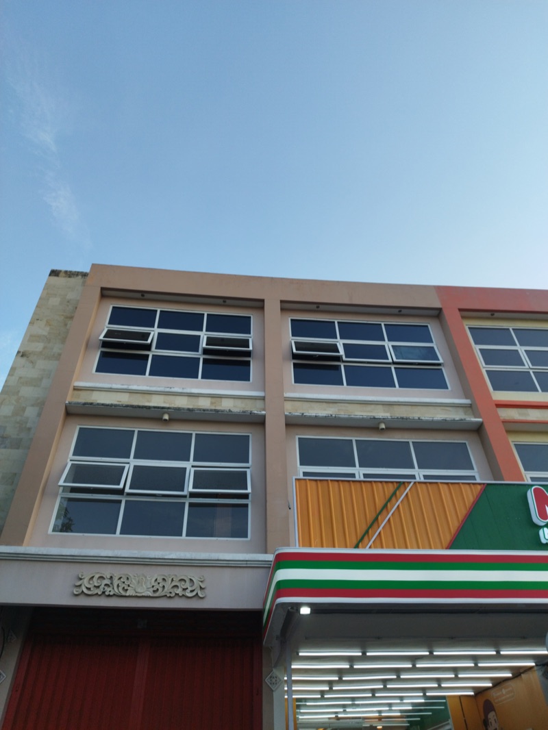 Pemasangan kaca film gedung dan kantor di Bali
