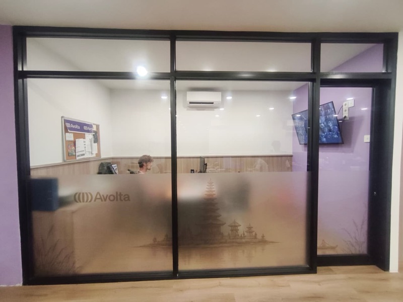 Kaca film sandblast untuk sekat dan privasi ruangan