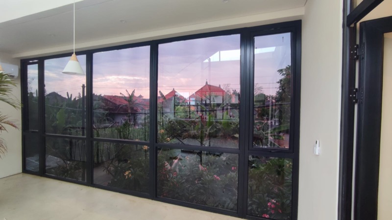 Pemasangan kaca film villa di Bali